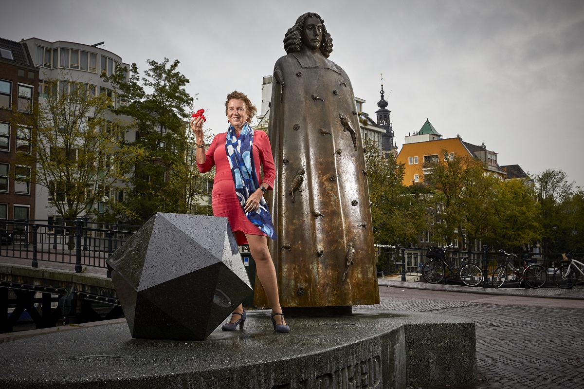 Yvette van Kooyk bij standbeeld van Spinoza 