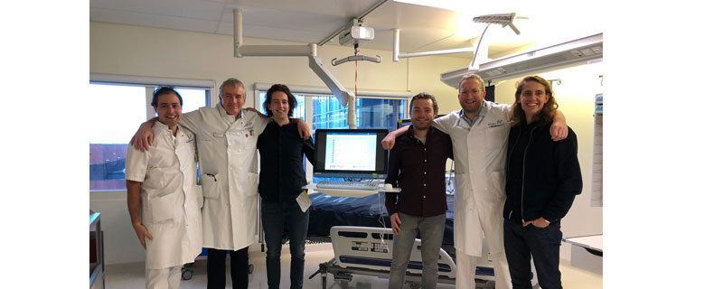 Foto, vlnr: Patrick Thoral (Amsterdam UMC), Mark Kramer (lid raad van bestuur Amsterdam UMC), Willem Herter (Pacmed), Hidde Hovenkamp (Pacmed), Paul Elbers (Amsterdam UMC) en Wouter Kroese (Pacmed).