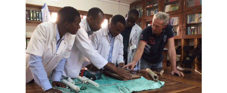 Hay Winters geeft training aan Tanzaniaanse artsen