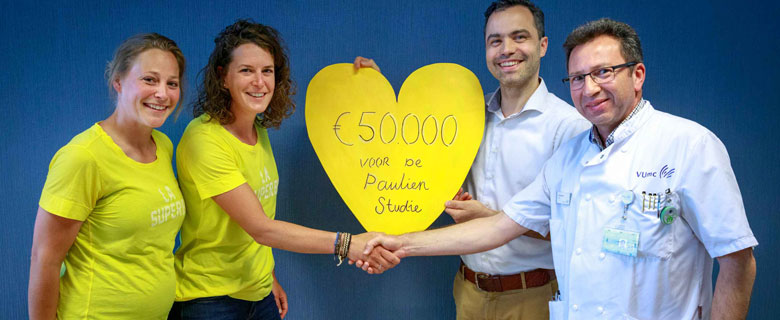 Ireen Wüst en Ingeborg Kroon overhandigen de cheque aan behandelend arts Sayed Hashemi en arts en onderzoeker Idris Bahce